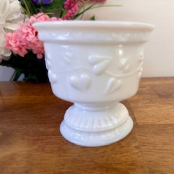 Vintage Milk Glass Ivy Vine Pedestal Planter Heart Pattern Vase White Footed Gla - Picture 1 of 8